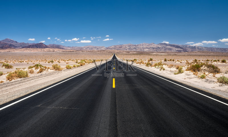 穿过死亡谷国家公园的空旷道路正版图片素材