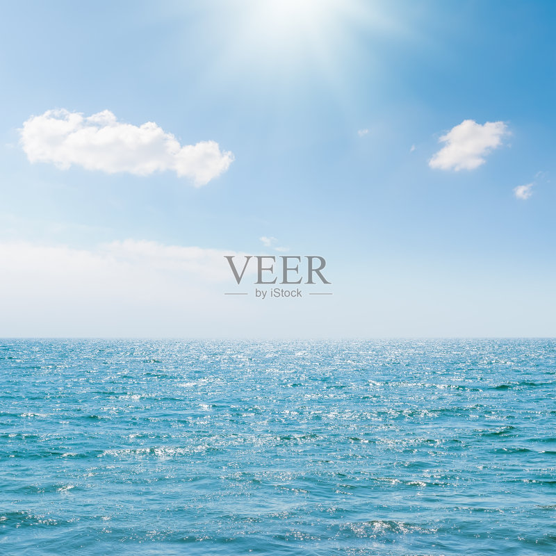 太阳在蓝色的天空在海上正版图片素材