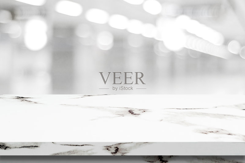 空的白色大理石桌子上模糊的商店背景，产品和食品显示蒙太奇正版图片素材