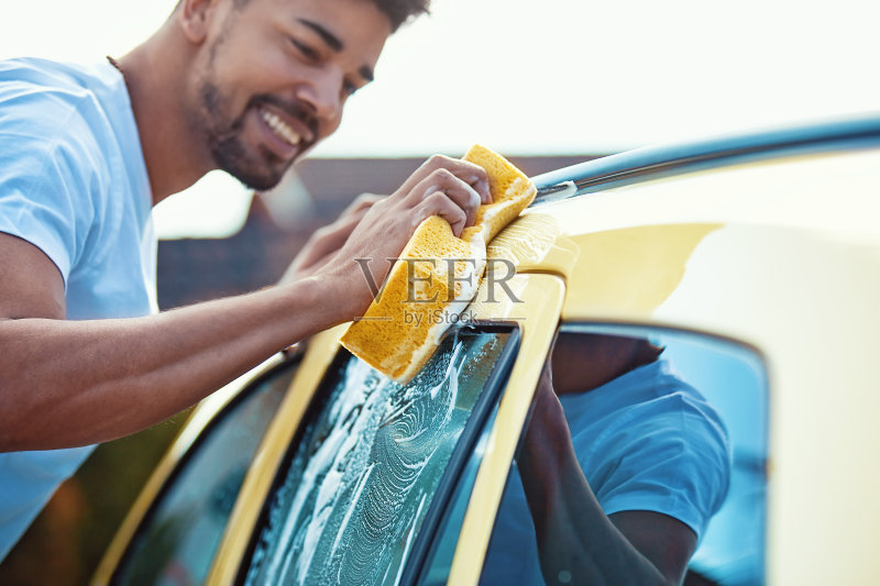 洗车的年轻人正版图片素材