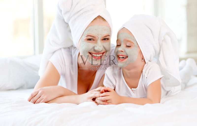 幸福的家庭妈妈和孩子做面膜正版图片素材