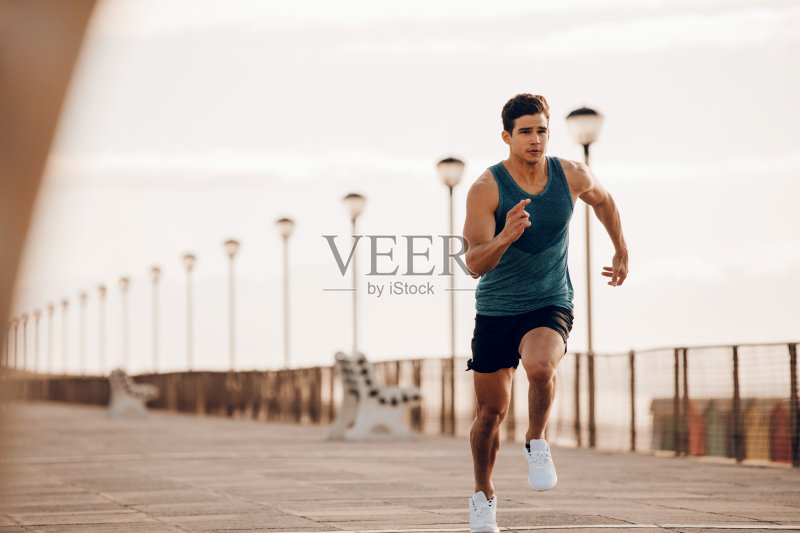 男跑步者在户外晨跑正版图片素材