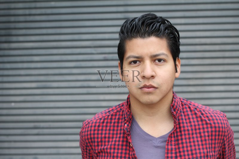 长相英俊的西班牙裔男性被隔离在文案空间里正版图片素材