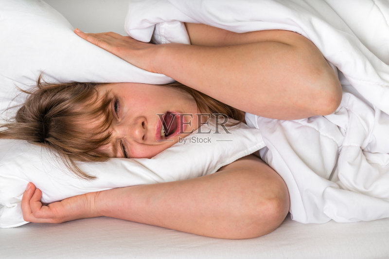 头枕在枕头下想睡觉的女人正版图片素材