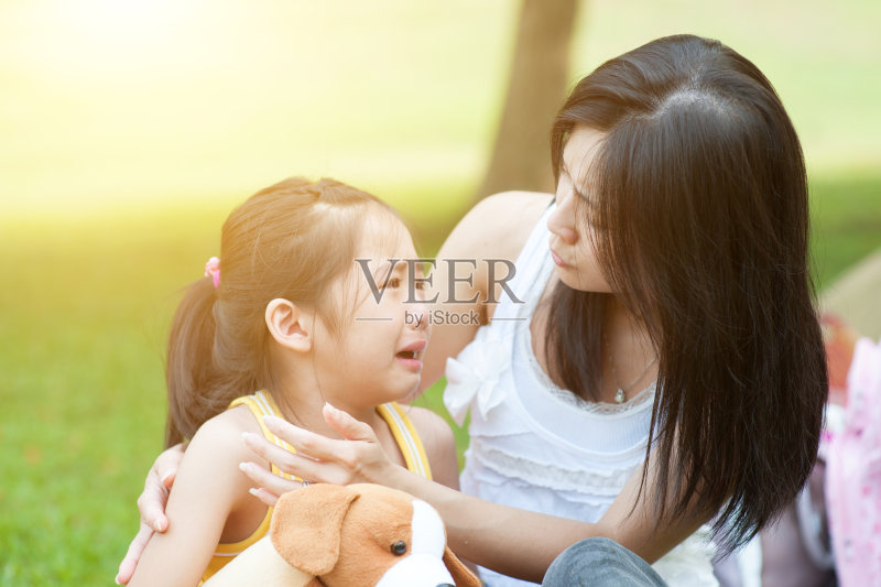 母亲安慰哭泣的孩子。正版图片素材