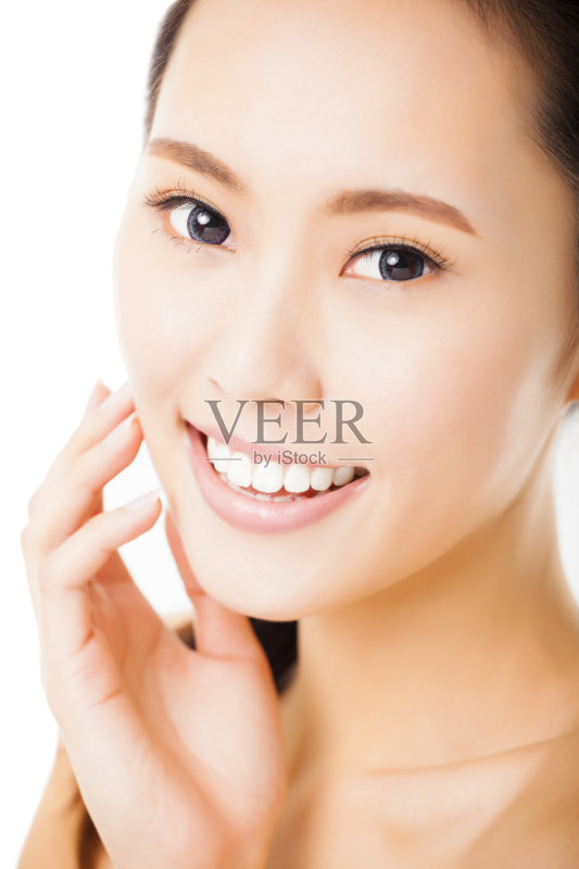 特写微笑的年轻女子的脸孤立在白色正版图片素材