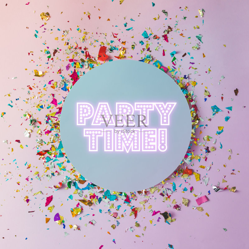 五彩缤纷的庆祝背景与派对五彩纸屑在粉红色的背景。平的。正版图片素材