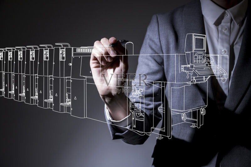 女人把工业机器的线条画在空中，工业设计概念视觉化正版图片素材