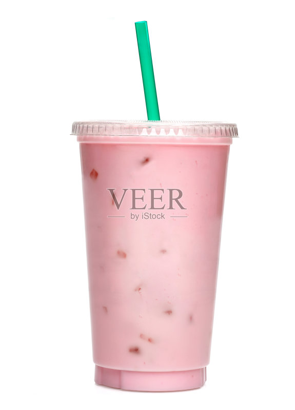 带酱的草莓奶昔放在外卖杯中正版图片素材