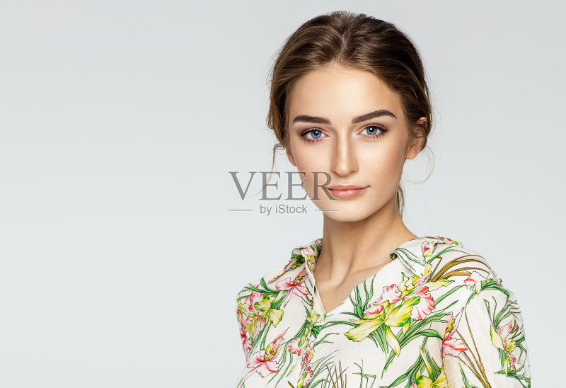 美丽的肖像女性面部与自然干净的皮肤正版图片素材