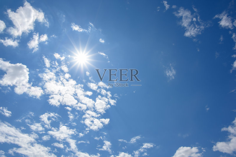 蓝天白云和阳光反射。查找视图正版图片素材