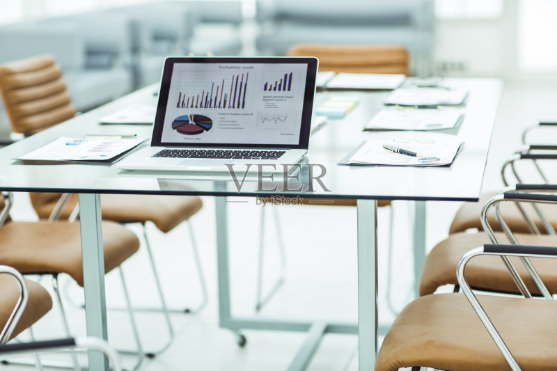 工作场所有开放式笔记本电脑和为会见业务伙伴准备的财务文件正版图片素材