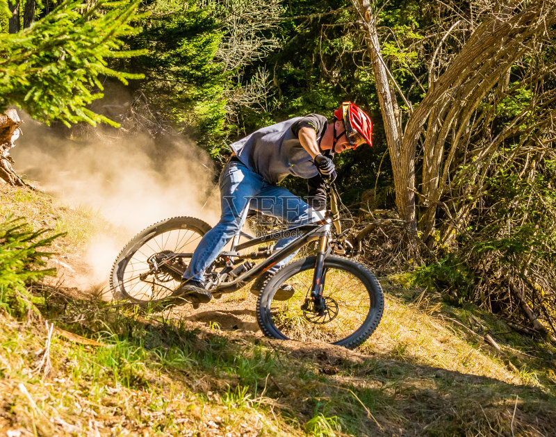 在瑞士骑山地车正版图片素材