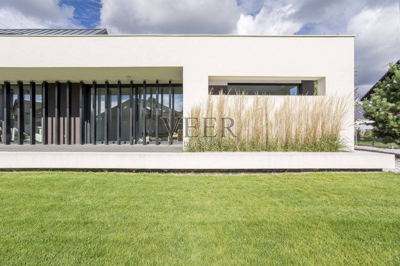 带草坪的豪宅正版图片素材