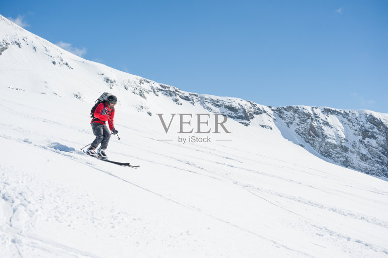 滑雪走下坡路正版图片素材