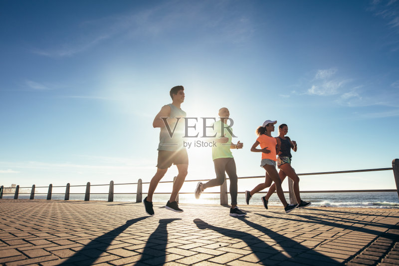 跑步者在海边户外训练正版图片素材