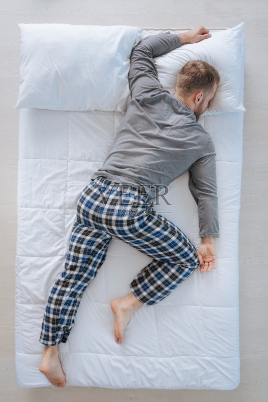 一个趴着睡觉的好男人正版图片素材