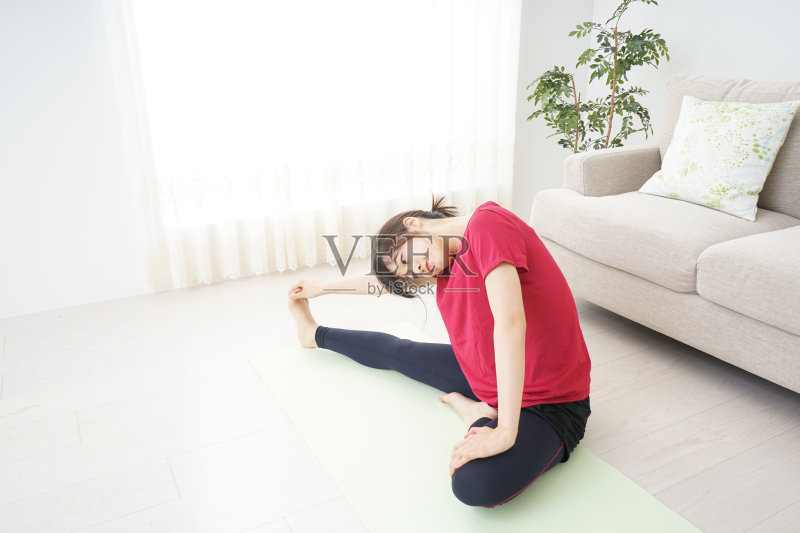 年轻女子在做伸展运动正版图片素材