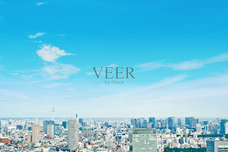 亚洲地产和企业建设的商业理念——日本东京，日出下的鸟瞰图和早晨湛蓝明亮的天空正版图片素材