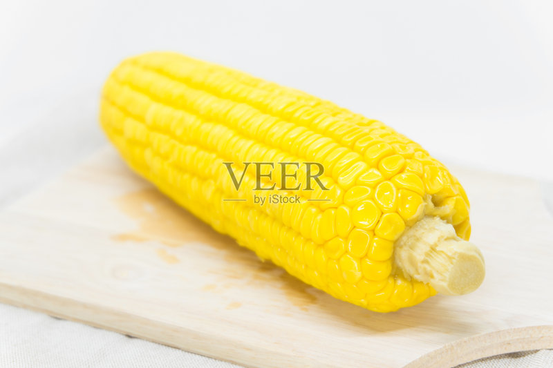 玉米在餐桌上煮正版图片素材