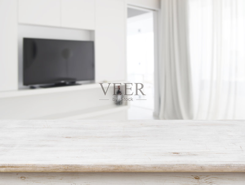 木桌前模糊客厅内部背景正版图片素材