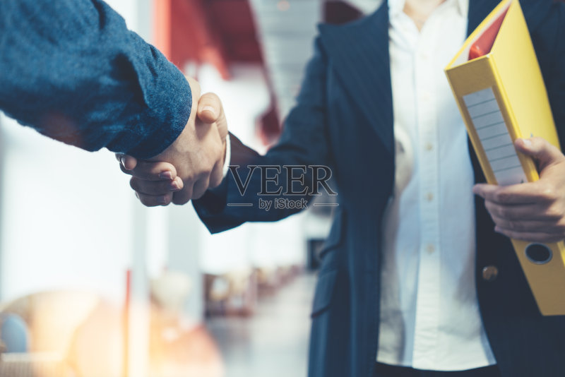 商务人士握手正版图片素材