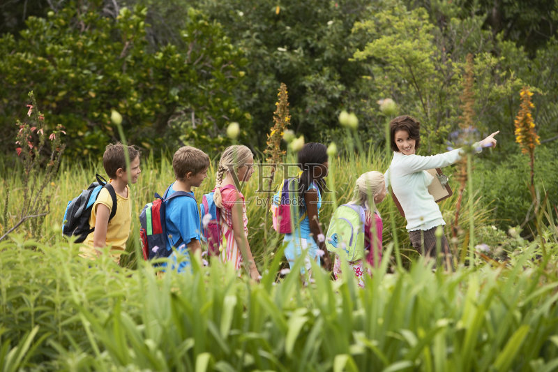 教师与孩子的实地旅行正版图片素材