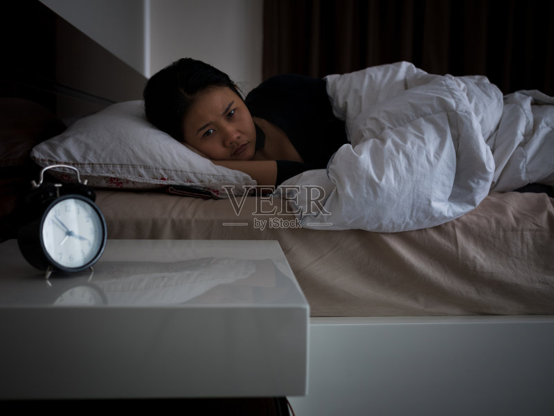 女人躺在床上醒来，概念失眠正版图片素材