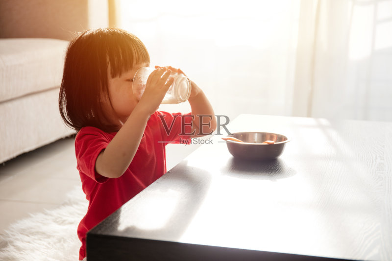 亚洲华人小女孩吃牛奶早餐正版图片素材