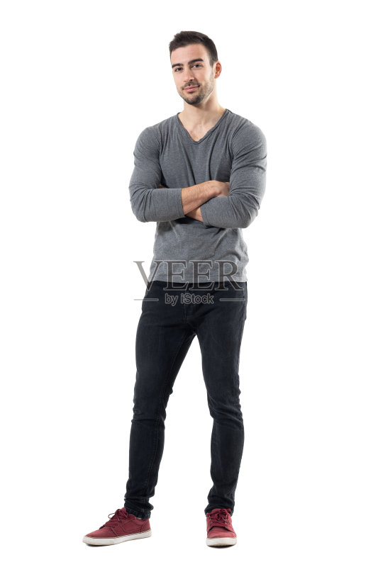 成功年轻帅气随意男人抱着双臂微笑。正版图片素材