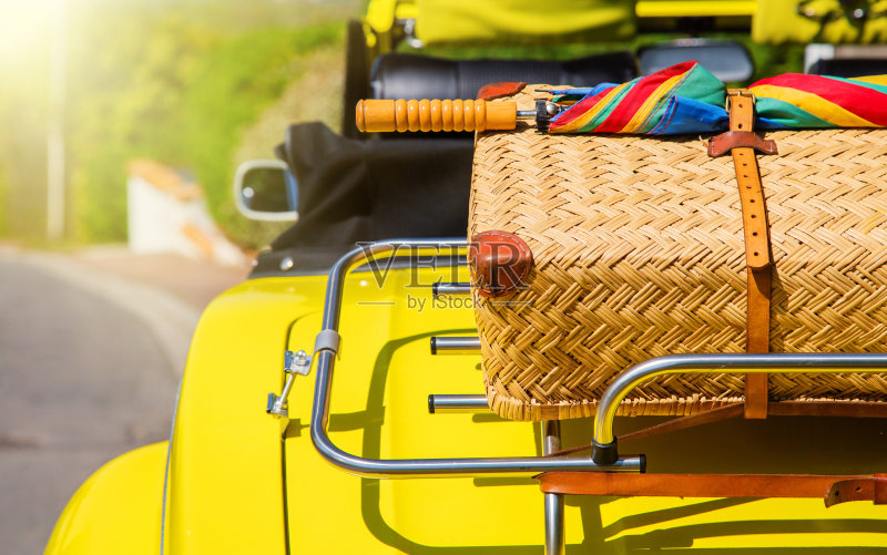 汽车后备箱里装满了袋子正版图片素材