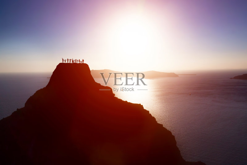 快乐的一群人、朋友、家人在山顶翻山越岭庆祝成功正版图片素材