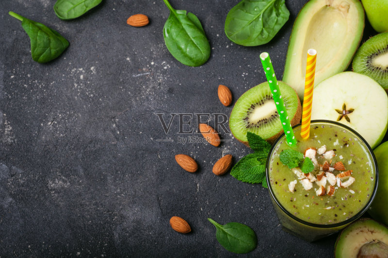 深色背景上的健康绿色冰沙和配料正版图片素材