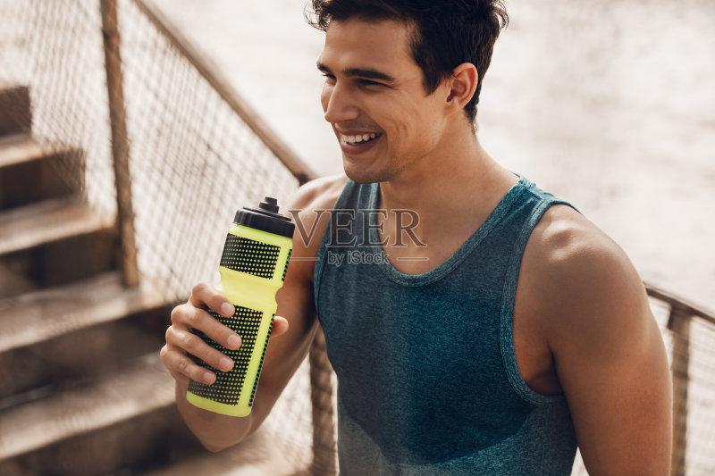 运动员跑步后休息正版图片素材