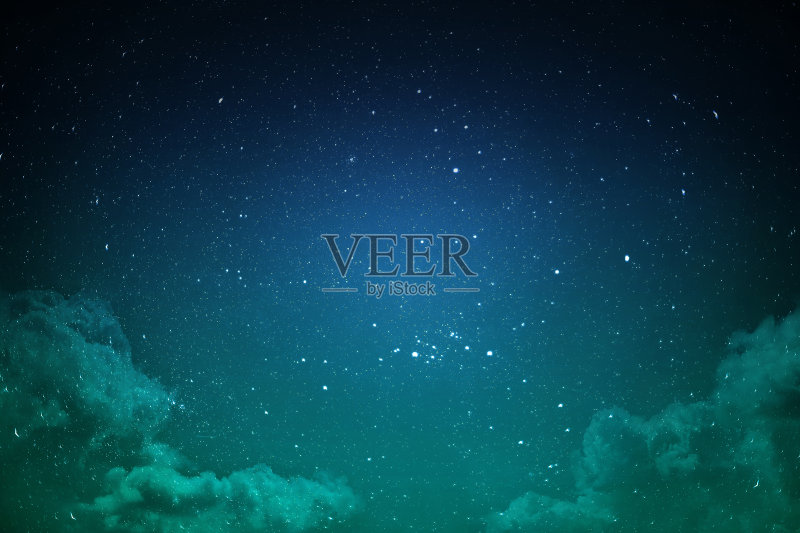 绿色和蓝色的夜空，星星和云彩正版图片素材