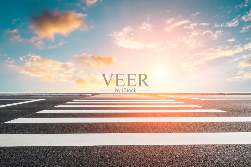 日落时的柏油路和天空正版插画素材