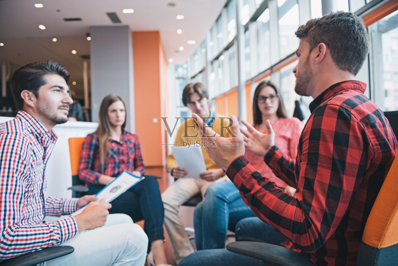 一群年轻的商业人士正在开会。正版图片素材