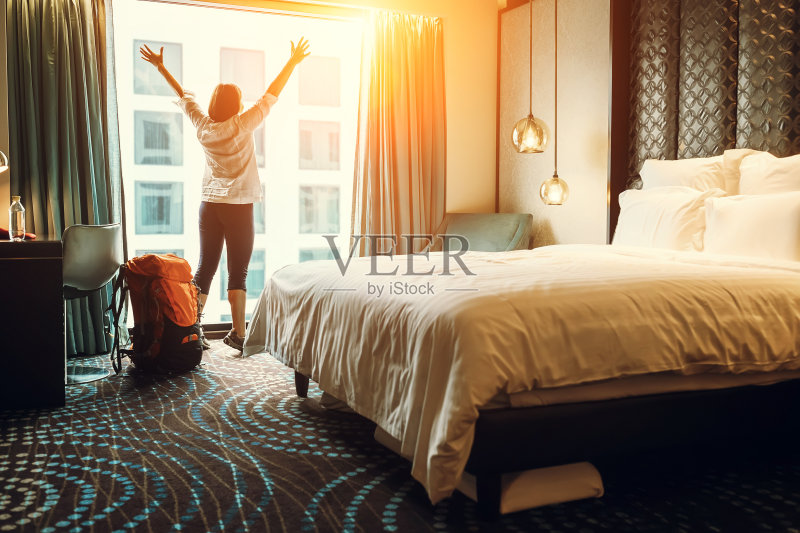 快乐的背包旅行者住在高质量的酒店正版图片素材