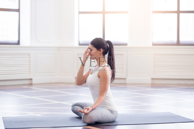 瑜伽女孩在健身课上练习背景正版图片素材