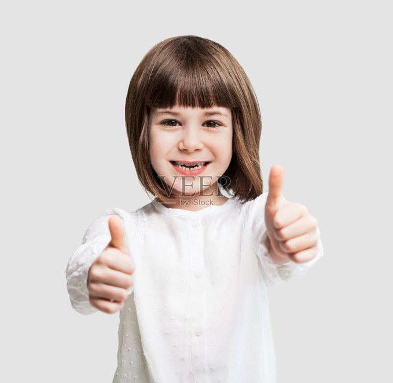 有趣的小女孩竖起大拇指正版图片素材