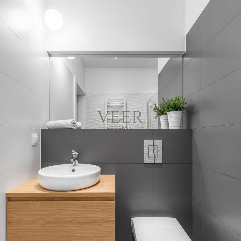 灰色和白色的小浴室正版图片素材