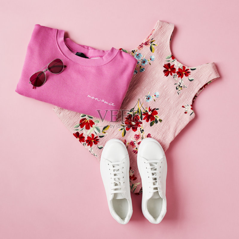 平躺拍摄的女性节日服装和配件正版图片素材