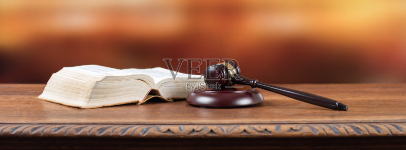 法官hammer与法律书正版图片素材