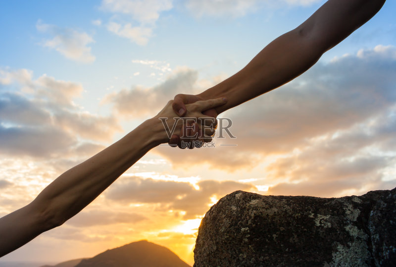 伸出援助之手正版图片素材