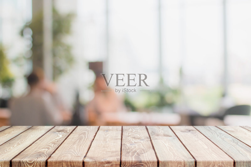 木质桌面和模糊的餐厅内部背景正版图片素材