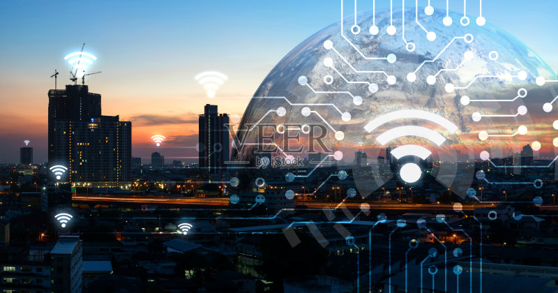 物联网、物联网、智能家居、智慧城市、网络互联概念。手持白色手机的人手和物联网图标，城市日落景观和地球由美国宇航局提供。背景和wifi图标正版图片素材