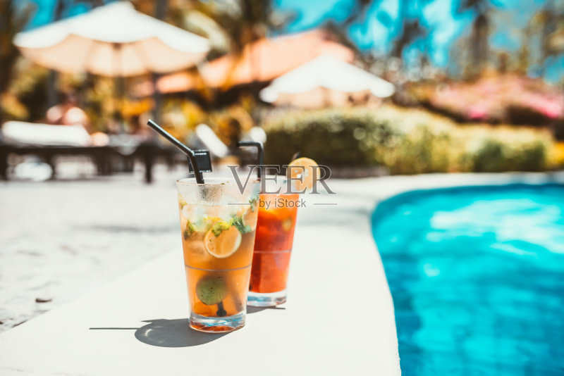莫吉托鸡尾酒饮品，选择性的专注和细节。在泳池边喝酒精饮料正版图片素材