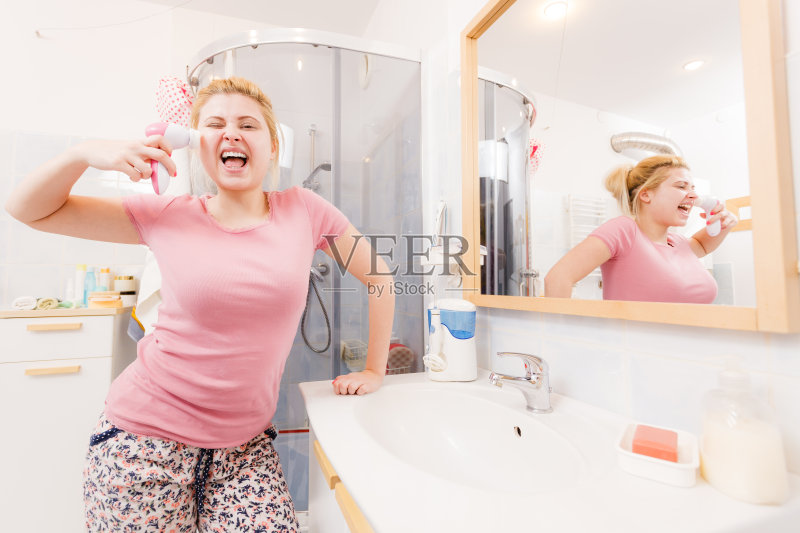 快乐女人使用洁面刷正版图片素材