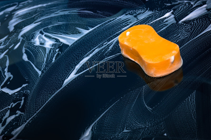 用海绵把汽车擦干净正版图片素材