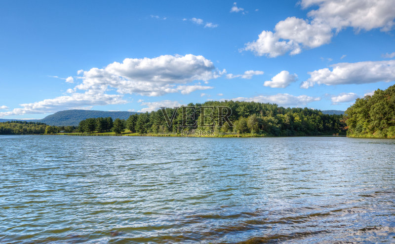 下午在负鼠湖正版图片素材